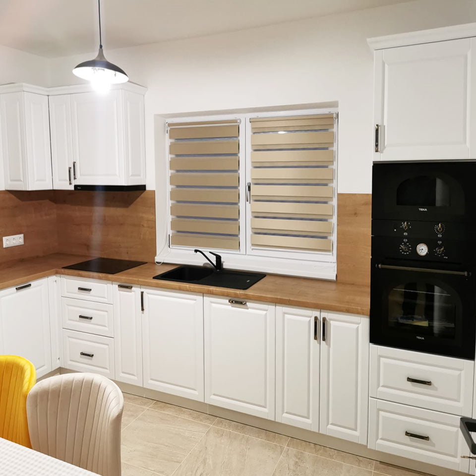 mobila-bucatarie-bella-alb-bej-maro-usi mobila bucatarie bella alb bej maro usi